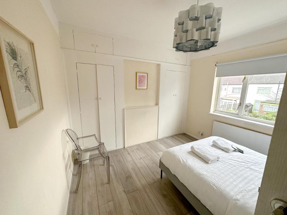 208 Clements Road * Londra